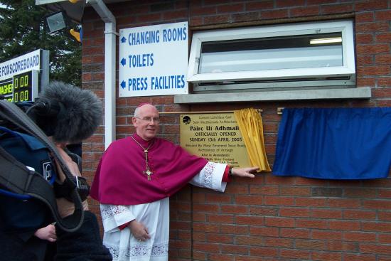 Most Reverend Sean Brady Archbishop of Armagh unveils the commemorative plaque to mark the official opening of Felix Hamill Park